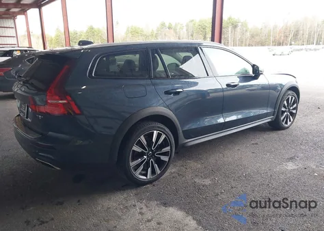 2021 Volvo V60 Cross Country T5 z USA, uszkodzony, nr VIN YV4102WK7M1067670